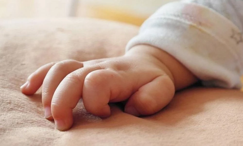 Θεσσαλονίκη: Βρέφος 5,5 μηνών διασωληνώθηκε κατόπιν χειρουργείου για εσωτερική αιμορραγία στο κεφάλι
